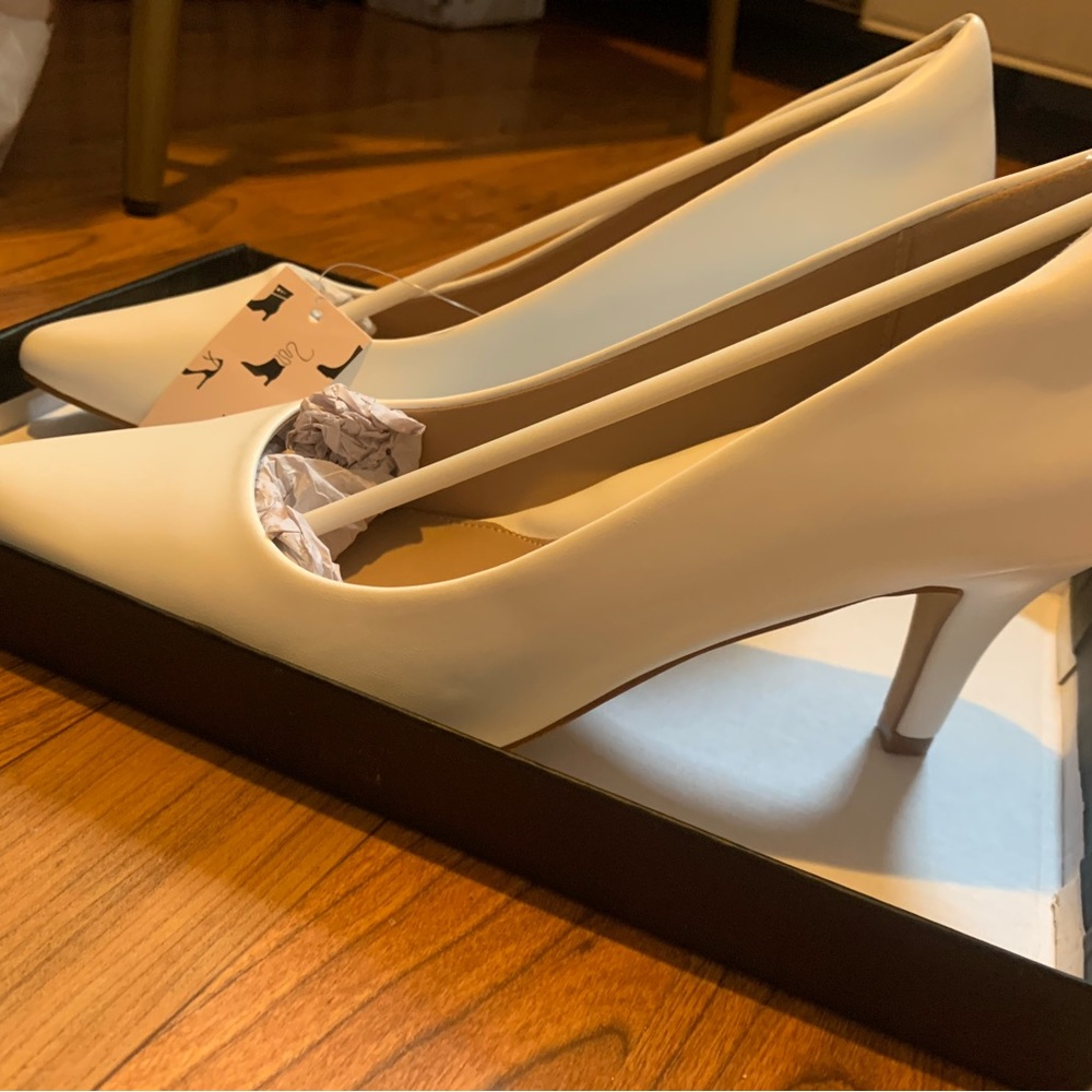White pump heel 9 patent leather
